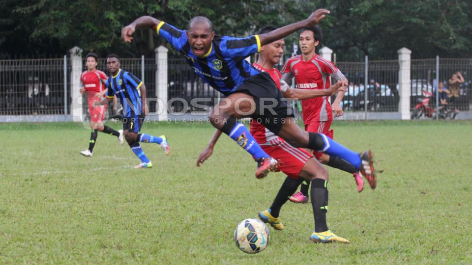 Klub ISL Persiram melakukan uji coba dengan klub divisi utama Persikabo di Lapangan C Senayan, Jakarta, Kamis (5/2/14).